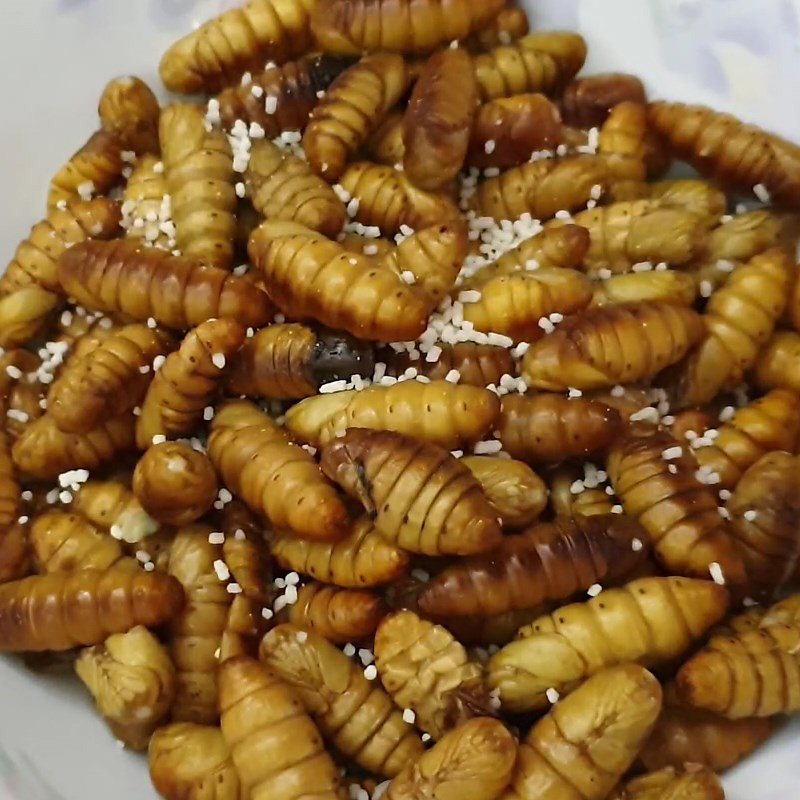 Ướp nhộng ong với gia vị để thấm đều trước khi xào