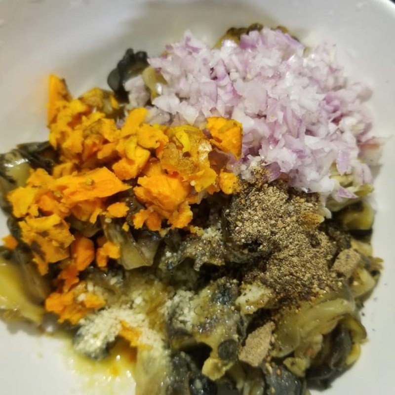 Ướp ốc cho món ốc chuối đậu