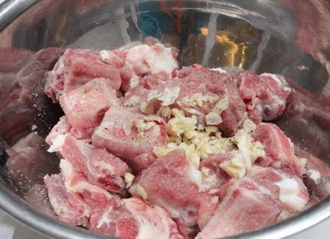 Ướp sườn non chuẩn bị cho món bún sườn mọc