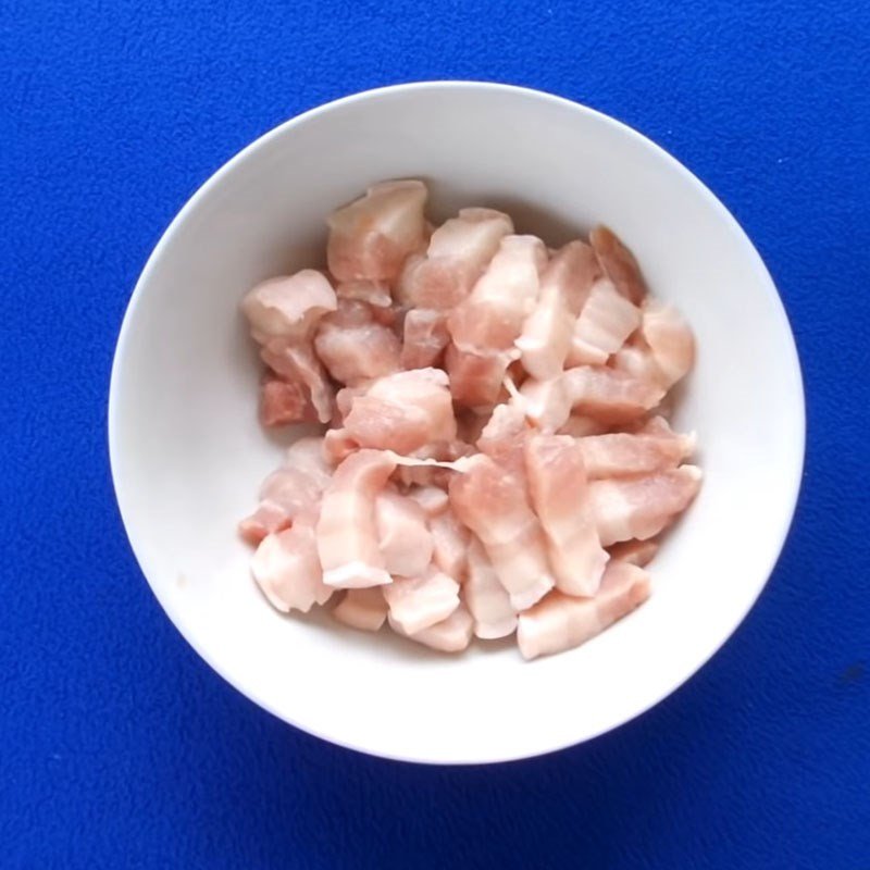 Ướp thịt ba chỉ với gia vị cho món thịt chua ngọt