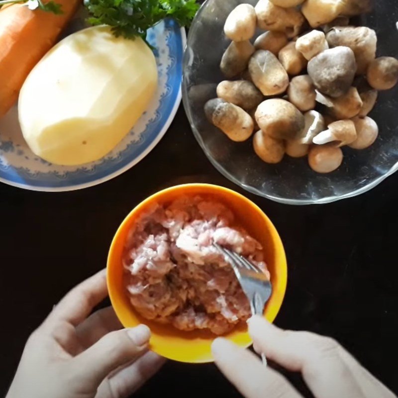 Ướp thịt băm cho cháo nấm rơm