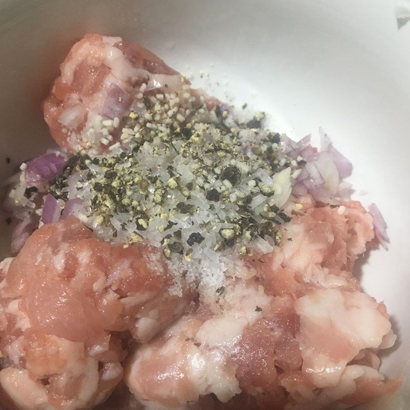 Ướp thịt băm với các loại gia vị cơ bản