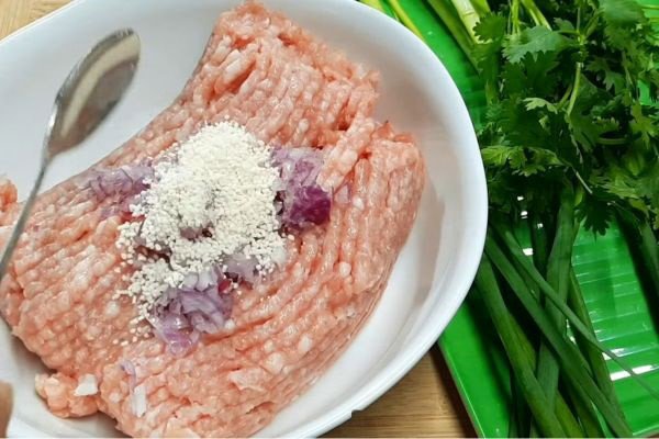 Ướp thịt bằm với gia vị