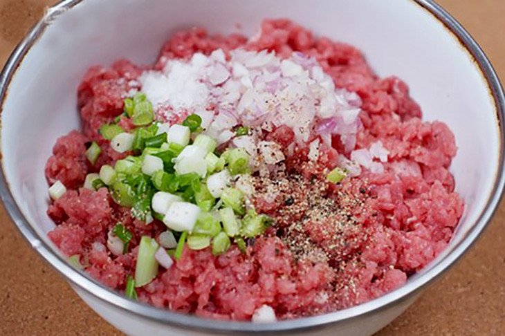 Ướp thịt bò băm với các nguyên liệu trong 30 phút