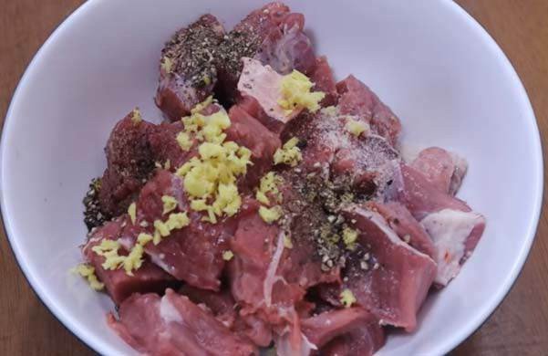 Ướp thịt bò đậm đà gia vị theo công thức cách nấu bò hầm khoai tây