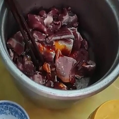 Ướp thịt bò gân với gia vị đặc trưng để nấu bún bò gân