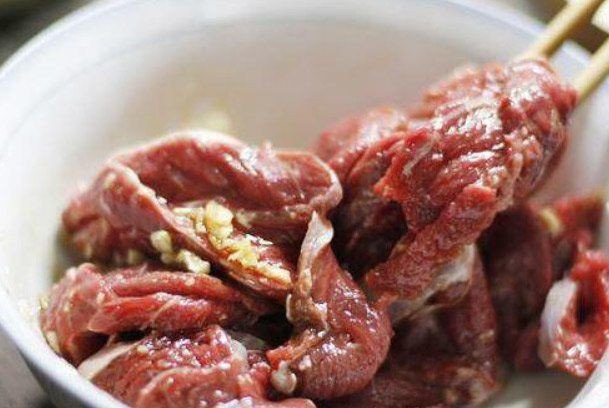 Ướp thịt bò kỹ càng để gia vị thấm sâu, tăng hương vị món xào