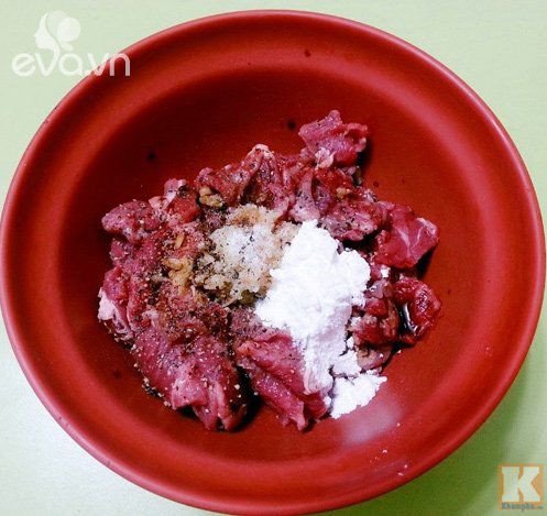 Ướp thịt bò kỹ lưỡng để ngấm gia vị