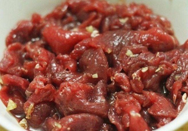 Ướp thịt bò ngấm đều gia vị trước khi xào
