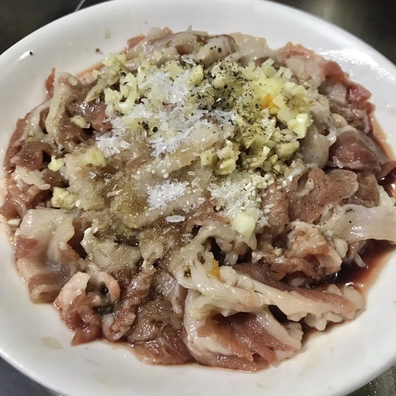 Ướp thịt bò với gia vị cho món cách xào hoa thiên lý với thịt bò