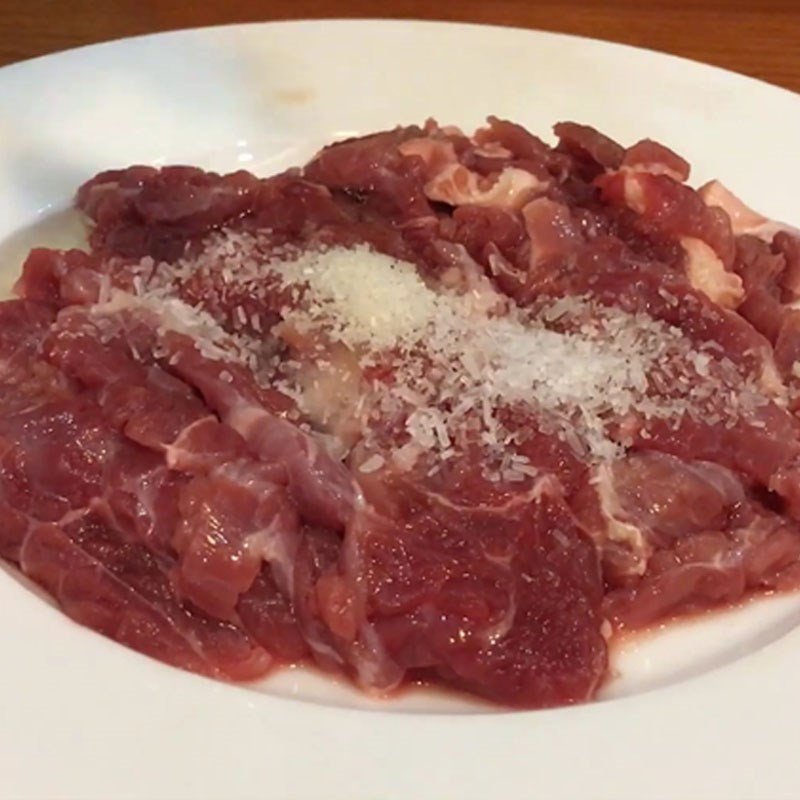 Ướp thịt bò với gia vị