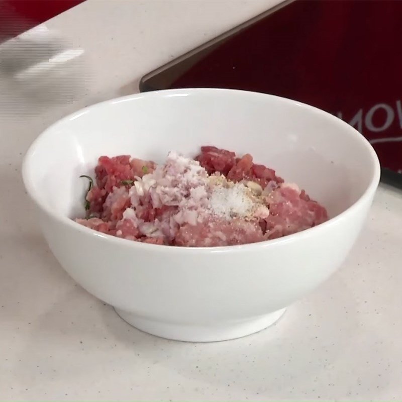 Ướp thịt bò xay làm viên cho canh