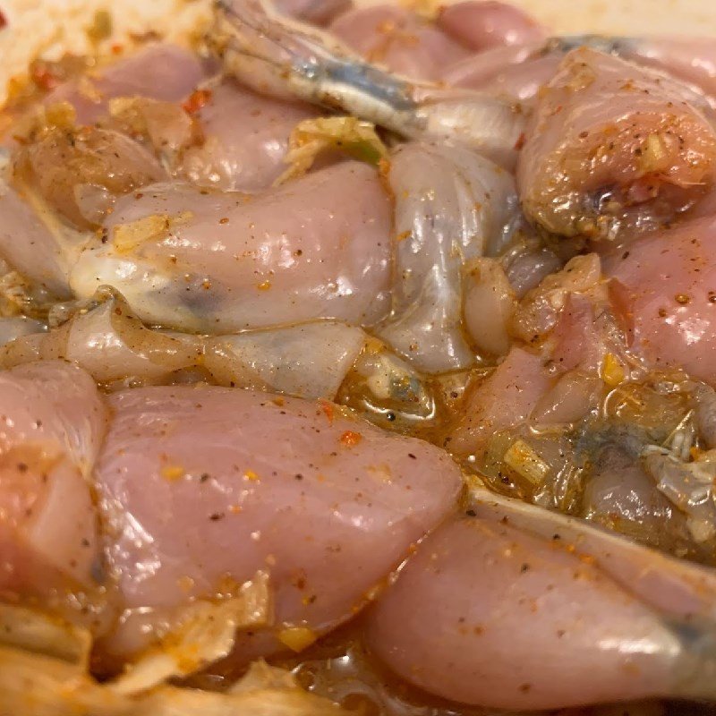 Ướp thịt ếch với gia vị để nấu cà ri