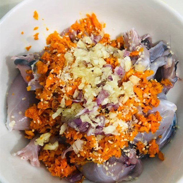 Ướp thịt ếch với gia vị để ngấm đều hương thơm