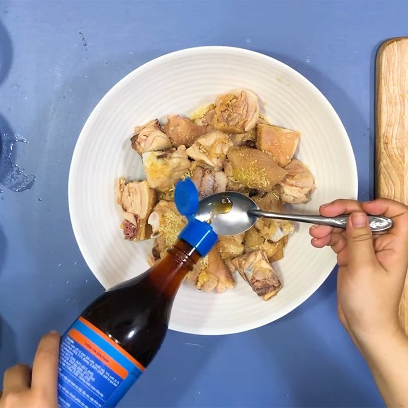 Ướp thịt gà để rang thấm đều gia vị