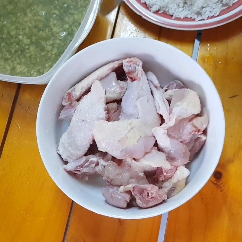 Ướp thịt gà với gia vị để nấu cháo gà đậu xanh thêm đậm đà