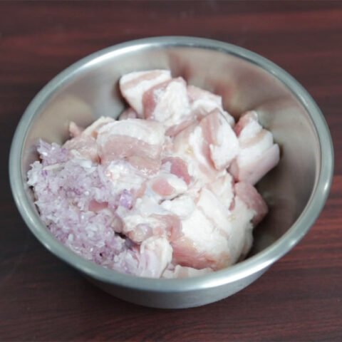 Ướp thịt heo đã cắt vuông