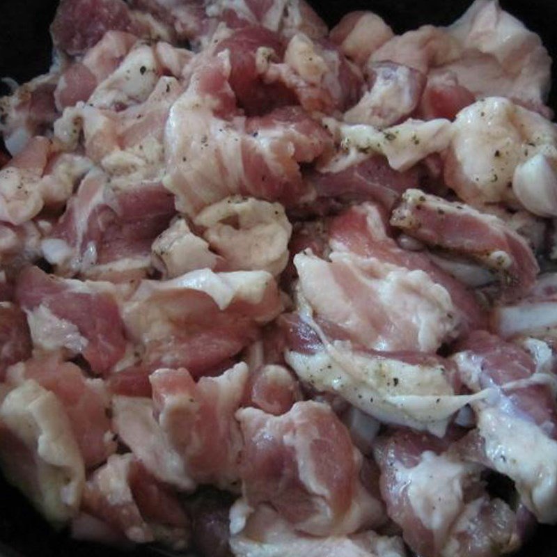 ướp thịt heo để nấu đậu sốt cà chua