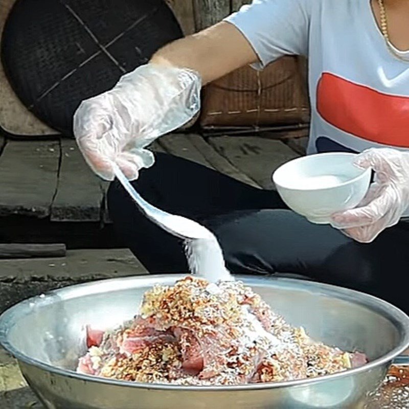 Ướp thịt heo với gia vị đặc trưng Tây Bắc