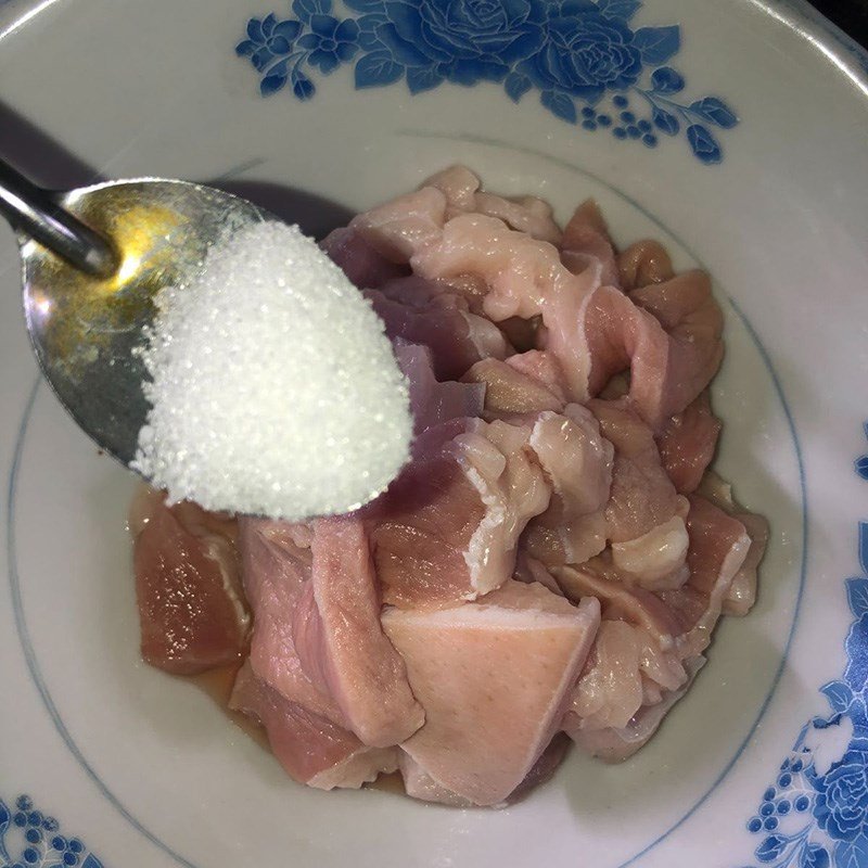 Ướp thịt heo với gia vị để chuẩn bị cho cách xào măng với thịt heo