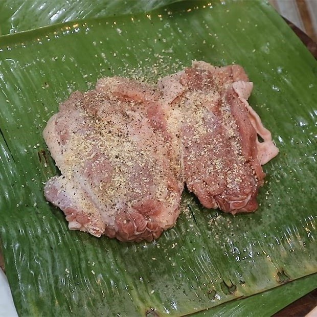 Ướp thịt heo với gia vị và thảo mộc chuẩn bị ủ muối