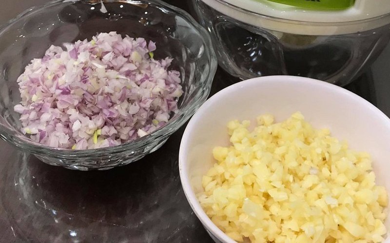 Ướp thịt làm chả băm nướng thơm ngon