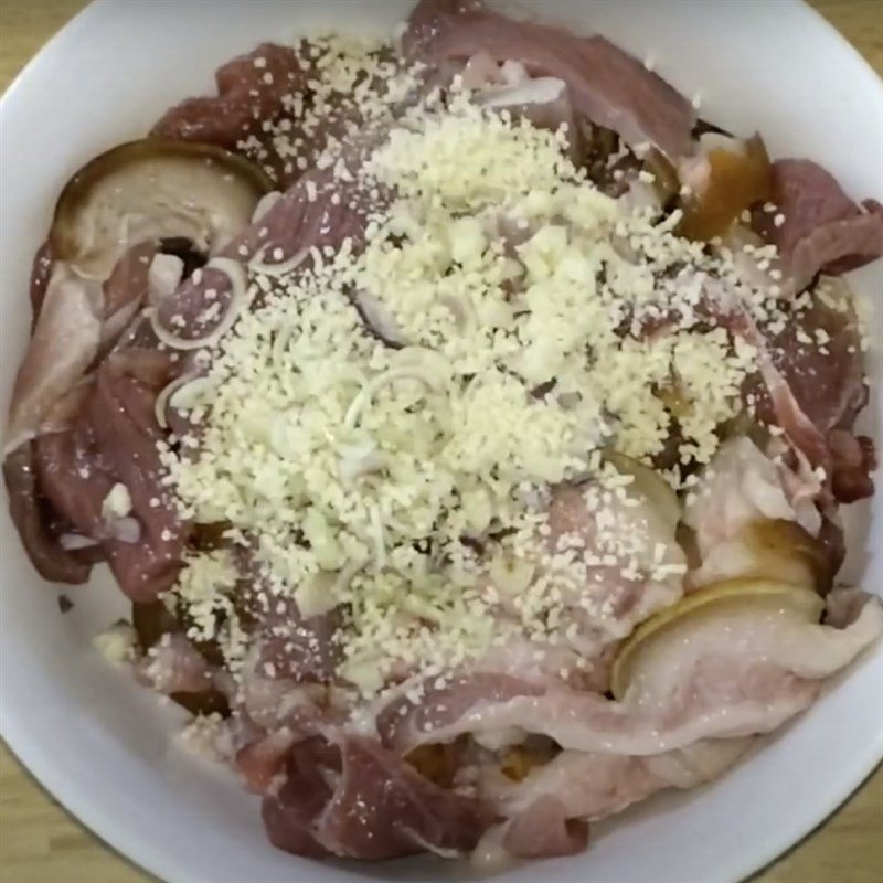 Ướp thịt nai với gia vị thấm đều