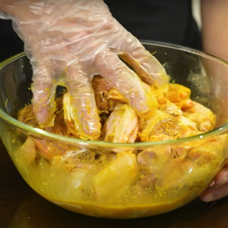 Ướp thịt ngan với gia vị