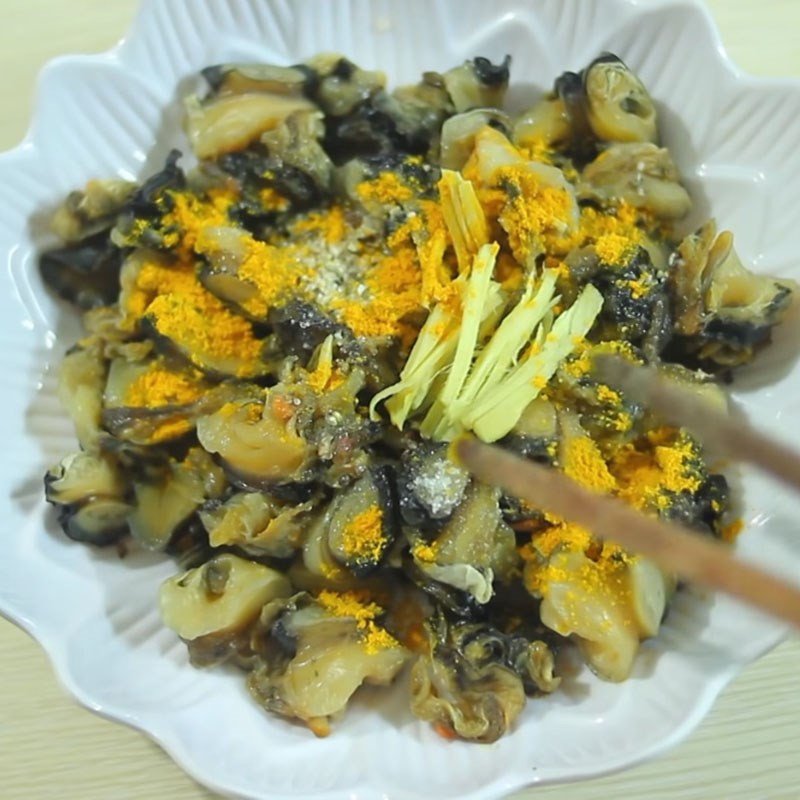 Ướp thịt ốc bươu với gia vị đậm đà cho món ốc xào sả ớt