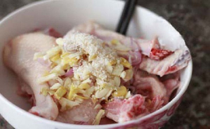 Ướp thịt vịt với các loại gia vị thơm ngon