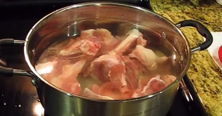 Ướp thịt vịt với gia vị đậm đà cho món mì vịt tiềm miền Nam hấp dẫn