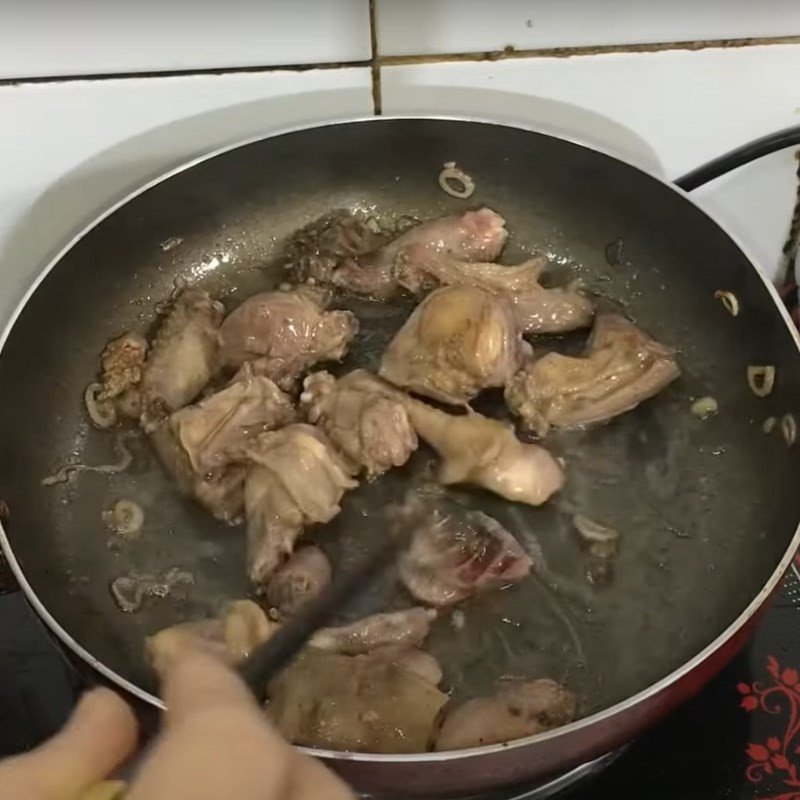 Ướp và xào thịt bồ câu thơm lừng