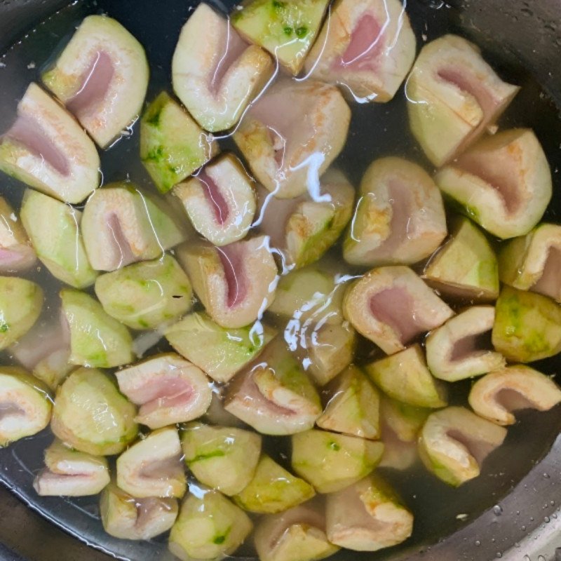 Vả đã thái miếng và ngâm trong nước muối loãng để loại bỏ nhựa