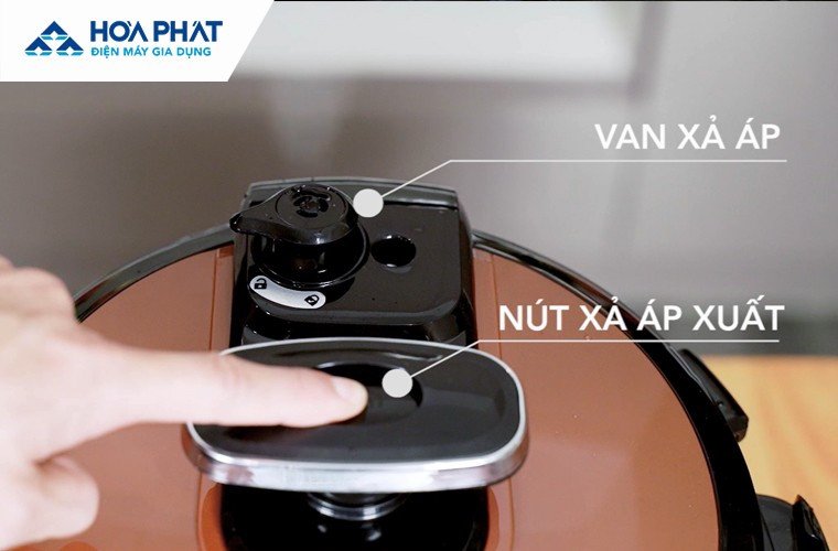 Van xả áp suất đang được điều chỉnh để giải phóng hơi nước an toàn, bước cuối cùng trong cách nấu nồi áp suất.