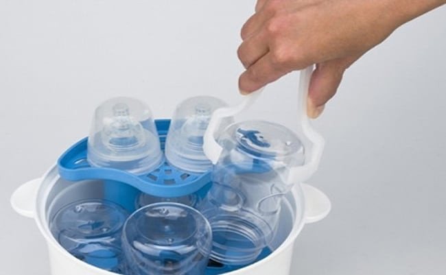 Vệ sinh và tiệt trùng bình sữa kỹ lưỡng trước khi pha Meiji 0-1