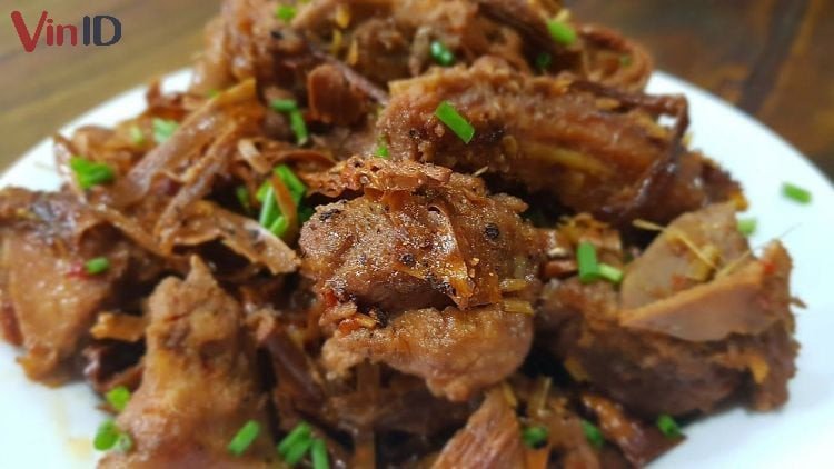 Vịt kho măng khô đậm đà, món ăn ấm áp cho bữa cơm gia đình