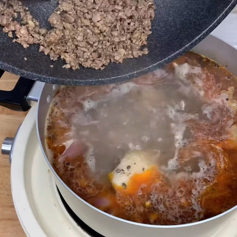 Vịt nấu tiêu đã hoàn thành với hành tây cắt múi cau