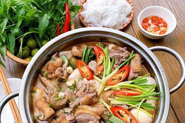 Vịt om sấu ăn cùng với bún tươi và nước chấm gừng ớt tỏi