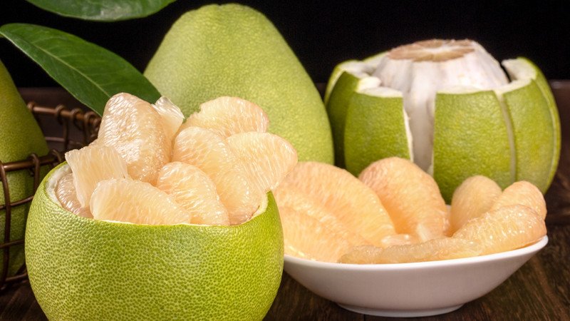 Vỏ bưởi tươi được chuẩn bị để làm nước gội đầu dưỡng tóc