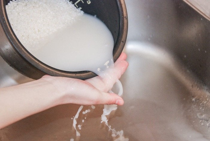 Vo gạo nếp sạch để nấu khoai lang khô cùng đậu đen