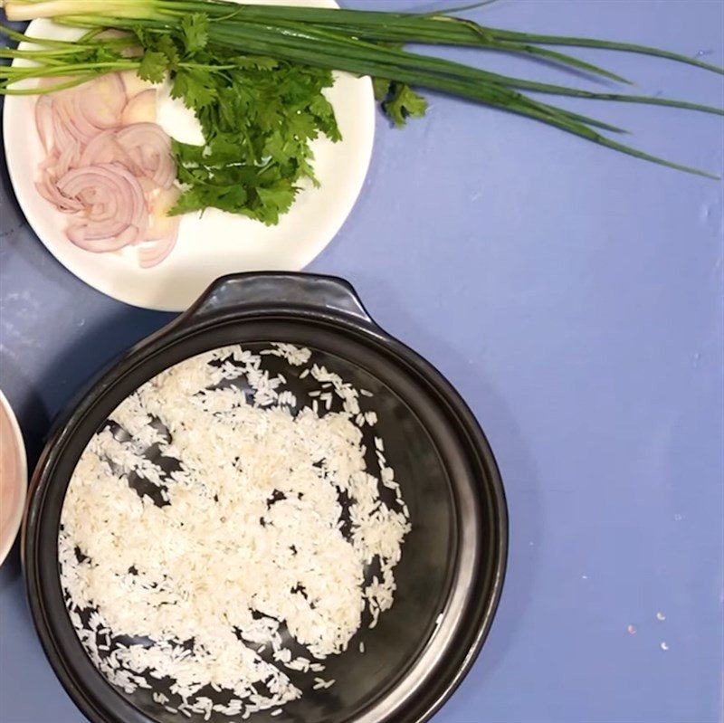 Vo gạo và ngâm đậu xanh để chuẩn bị nấu cháo bồ câu