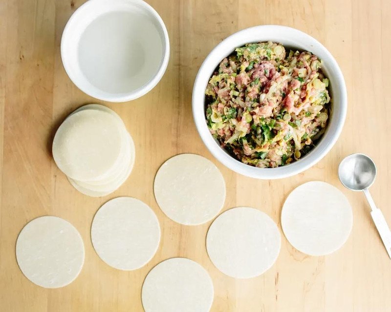 Vỏ há cảo chuẩn bị gói nhân thịt heo