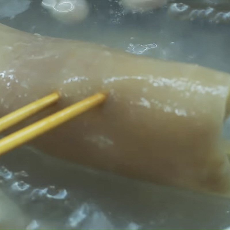 Vớt da heo đã luộc chín ra để ráo nước, sẵn sàng cho món dăm bông