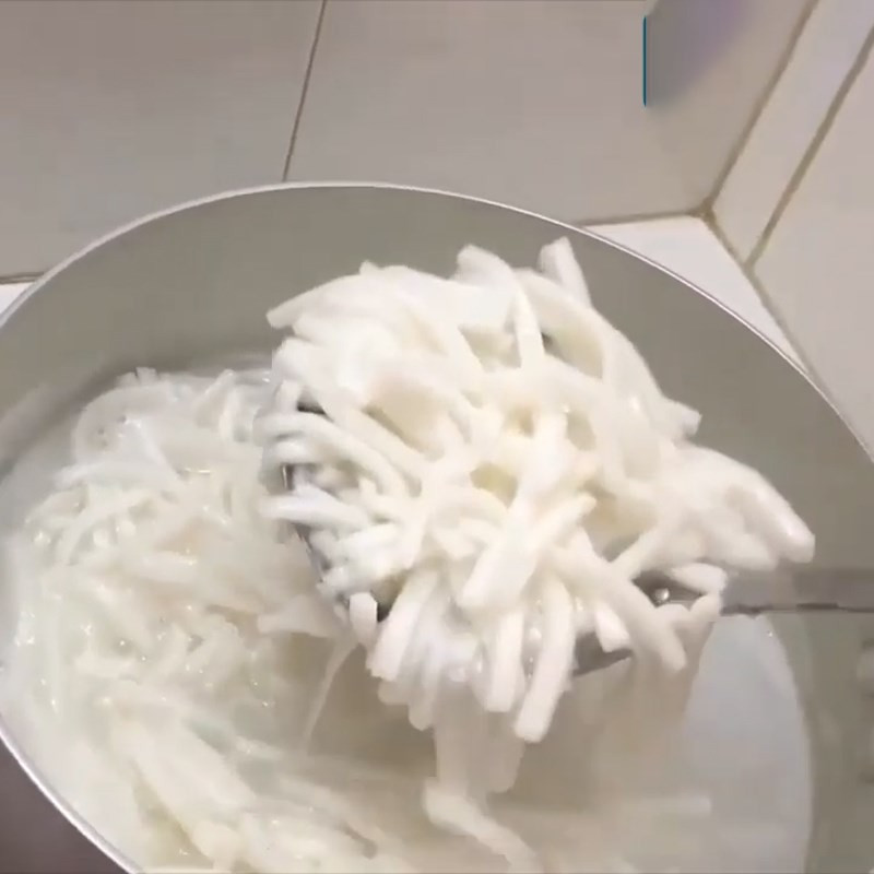 Vớt sợi bánh canh ra sau khi luộc để đảm bảo độ dai ngon