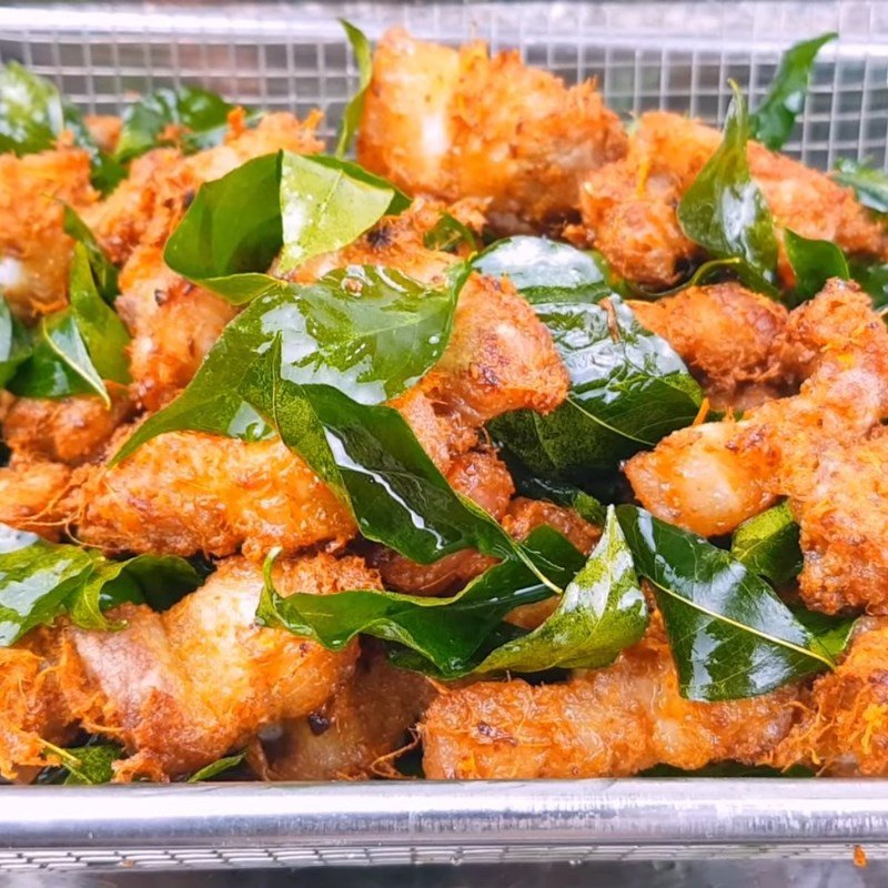 Vớt thịt ba chỉ rang riềng ra khỏi chảo để ráo dầu