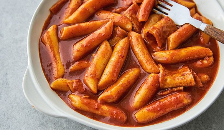 Xào bánh gạo tokbokki và chả cá cùng nước sốt sánh mịn