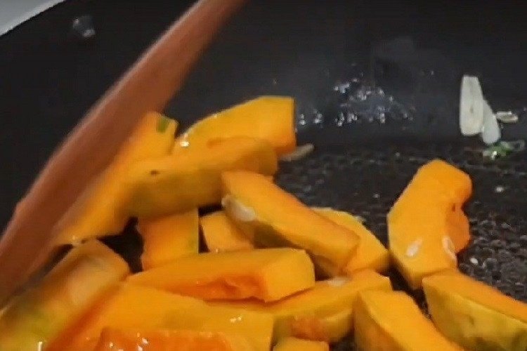 Xào bí đỏ với tỏi