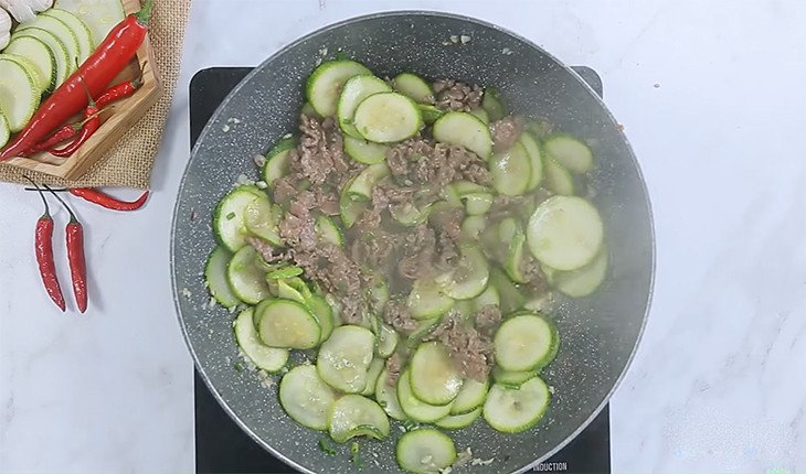 Xào bí ngòi riêng để giữ độ giòn