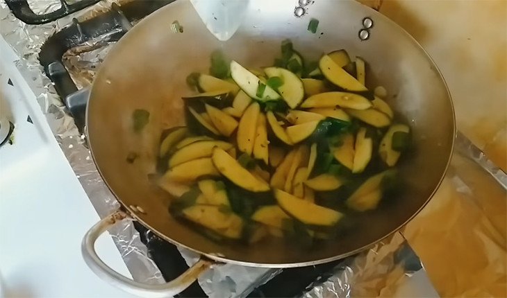 Xào bí ngòi với tỏi và gia vị