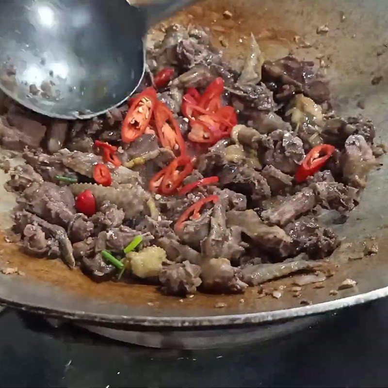 Xào bồ câu với rau răm